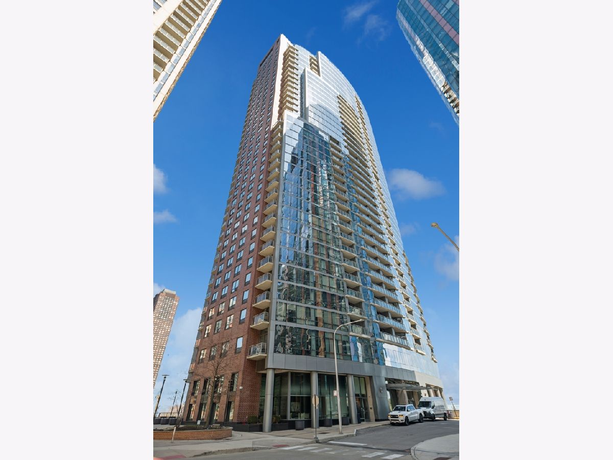Condos & Townhomes For Sale Chandler Chicago Illinois, 450 Waterside Drive