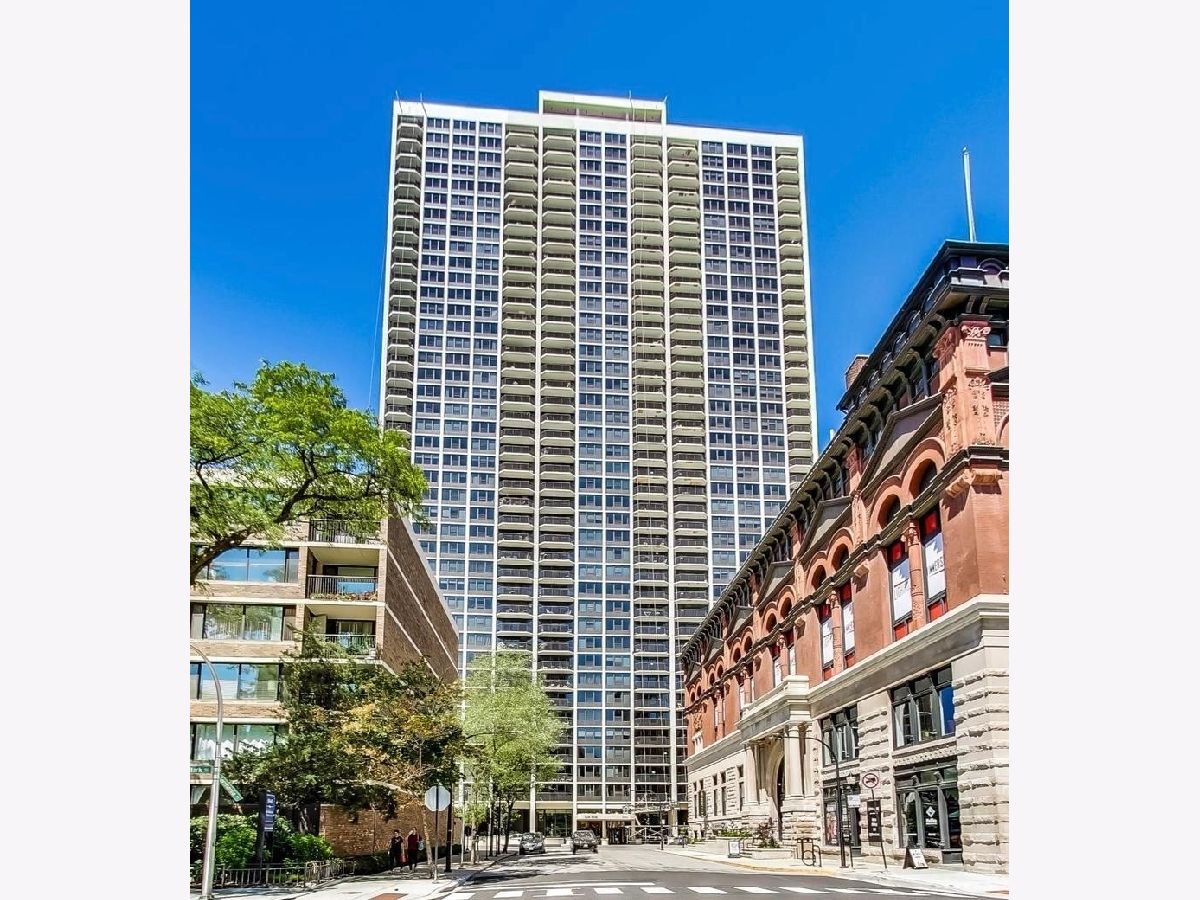Condos & Townhomes For Sale Sandburg Village Chicago Illinois, 1560 Sandburg Terrace