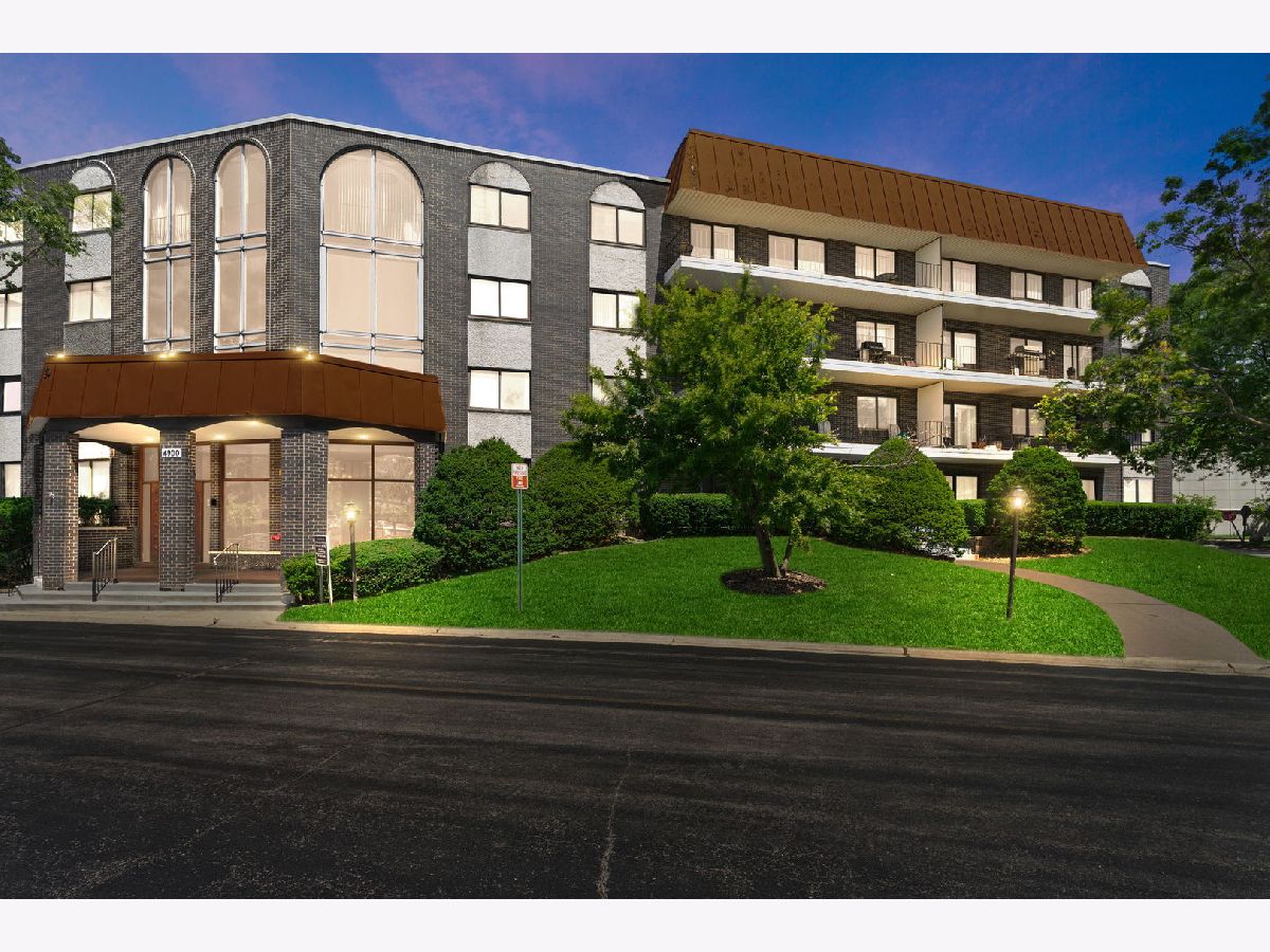Condominiums & Homes Sold Barcelona Skokie Illinois, 4900 Foster