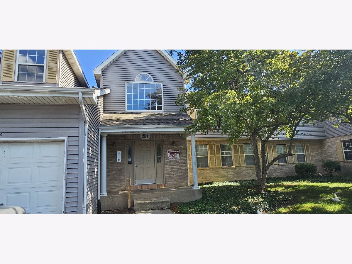  For Rent Lake In The Hills Illinois, 300 Village Creek
