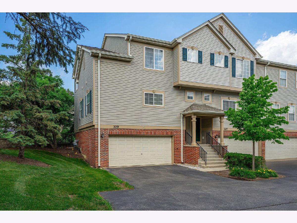 Townhomes & Condos For Sale Southwicke Streamwood Illinois, 309 Monarch Drive