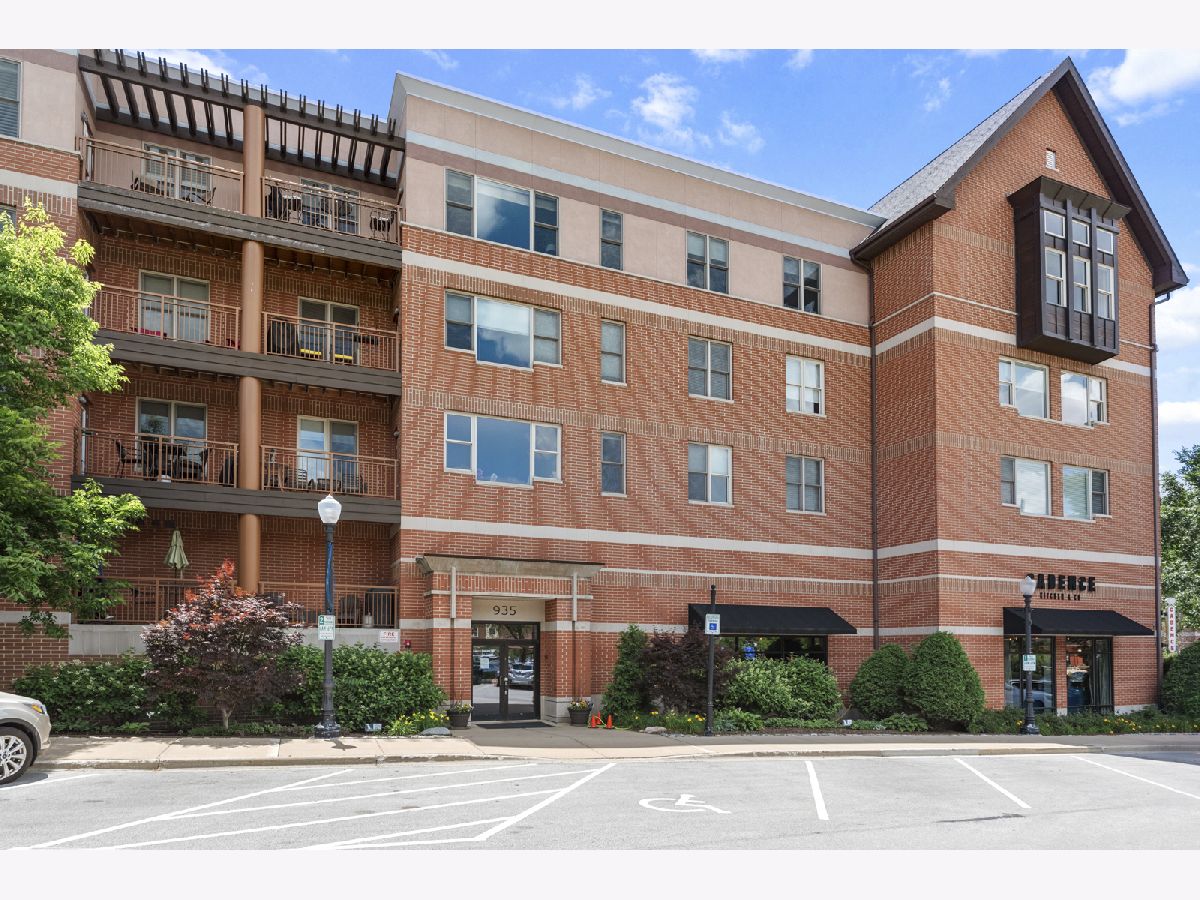 Condominiums Sold Acadia On The Green Downers Grove Illinois, 935 Burlington