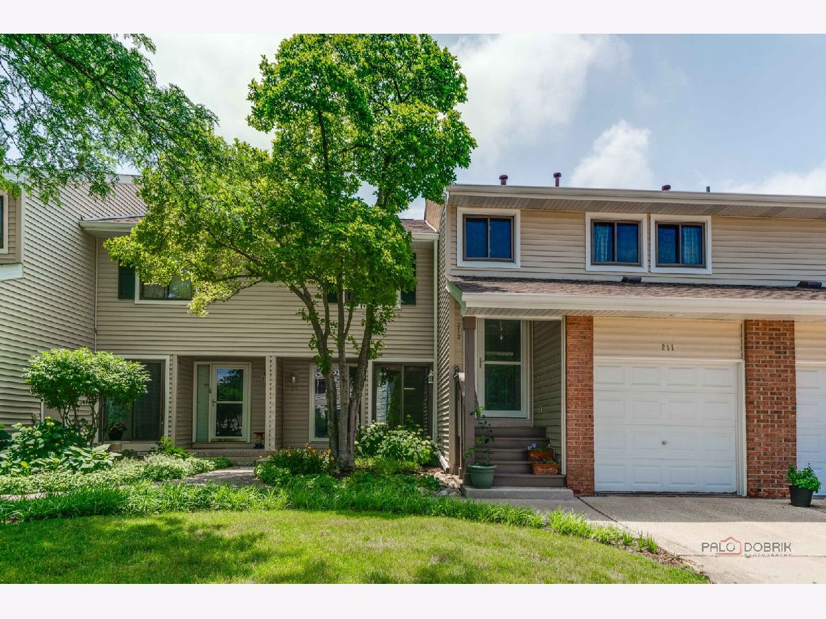 Townhomes & Condos Sold Hidden Lake Village Buffalo Grove Illinois, 211 Winding Oak