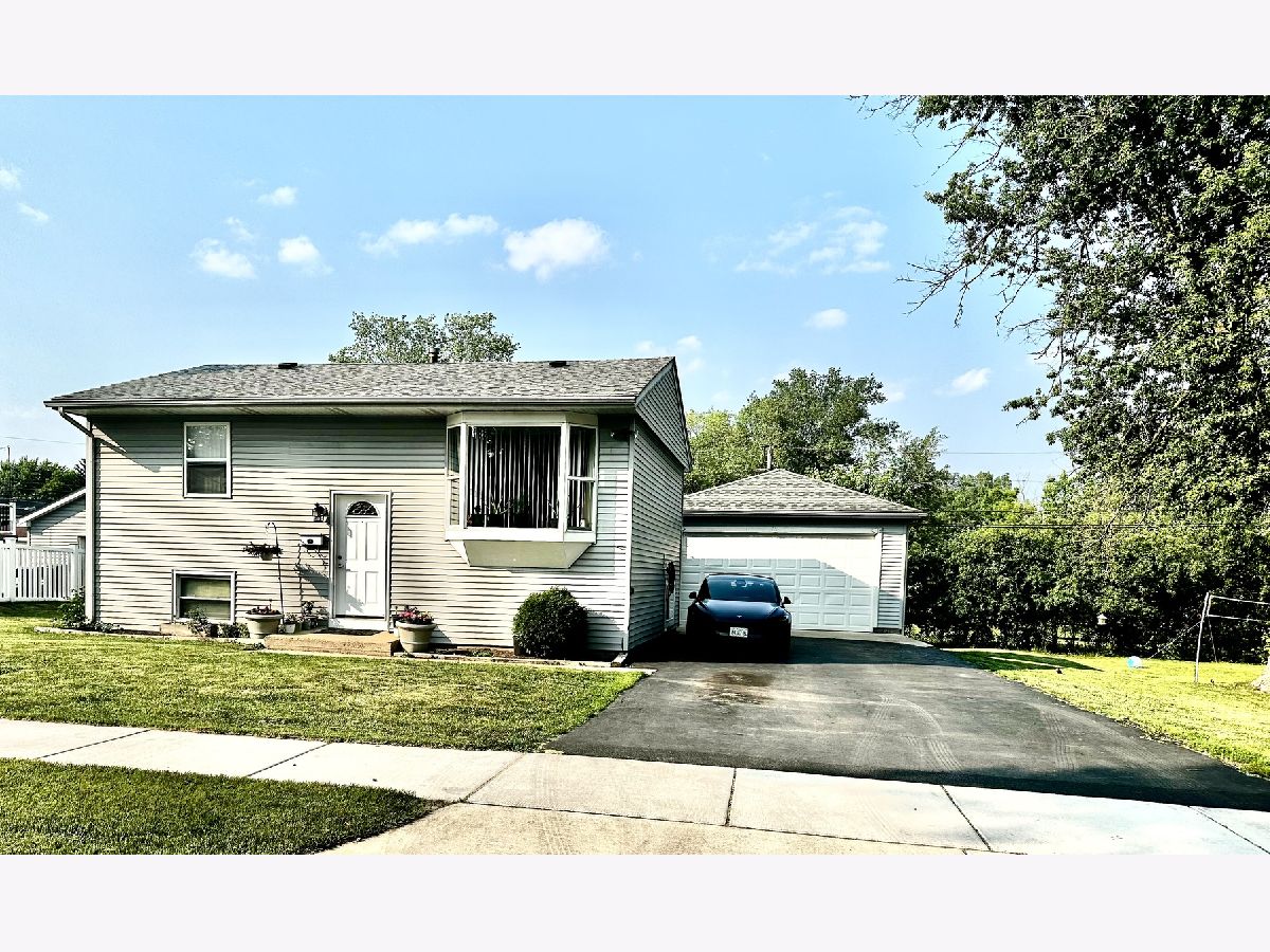  Sold Carpentersville Illinois, 604 West Wind