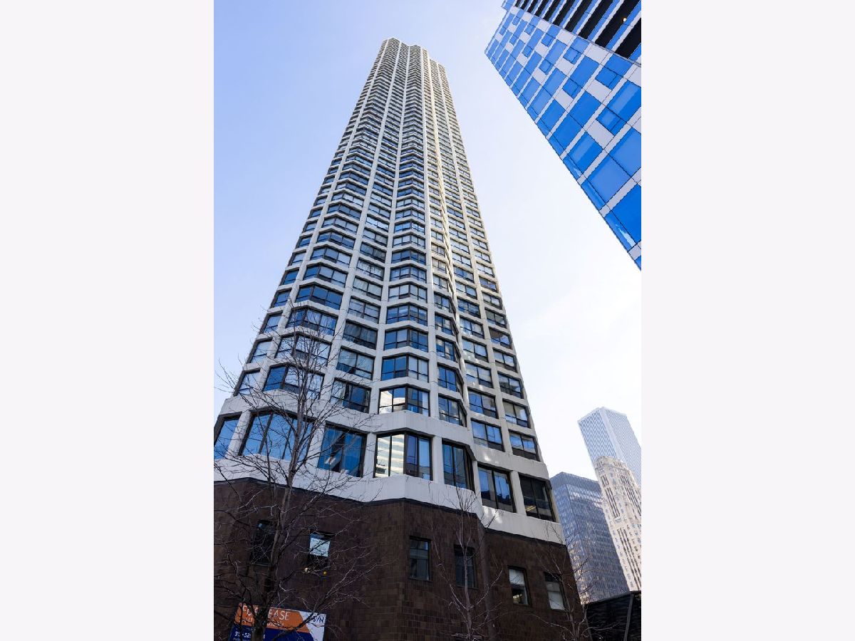 Condos & Townhomes & Homes Rented River North Chicago Illinois, 405 Wabash