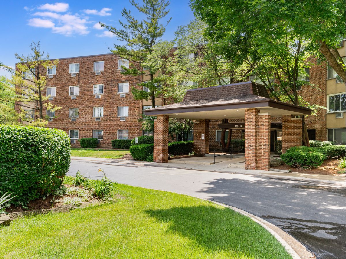 Condos & Townhomes & Homes Sold Moon Lake Village Hoffman Estates Illinois, 1500 Robin