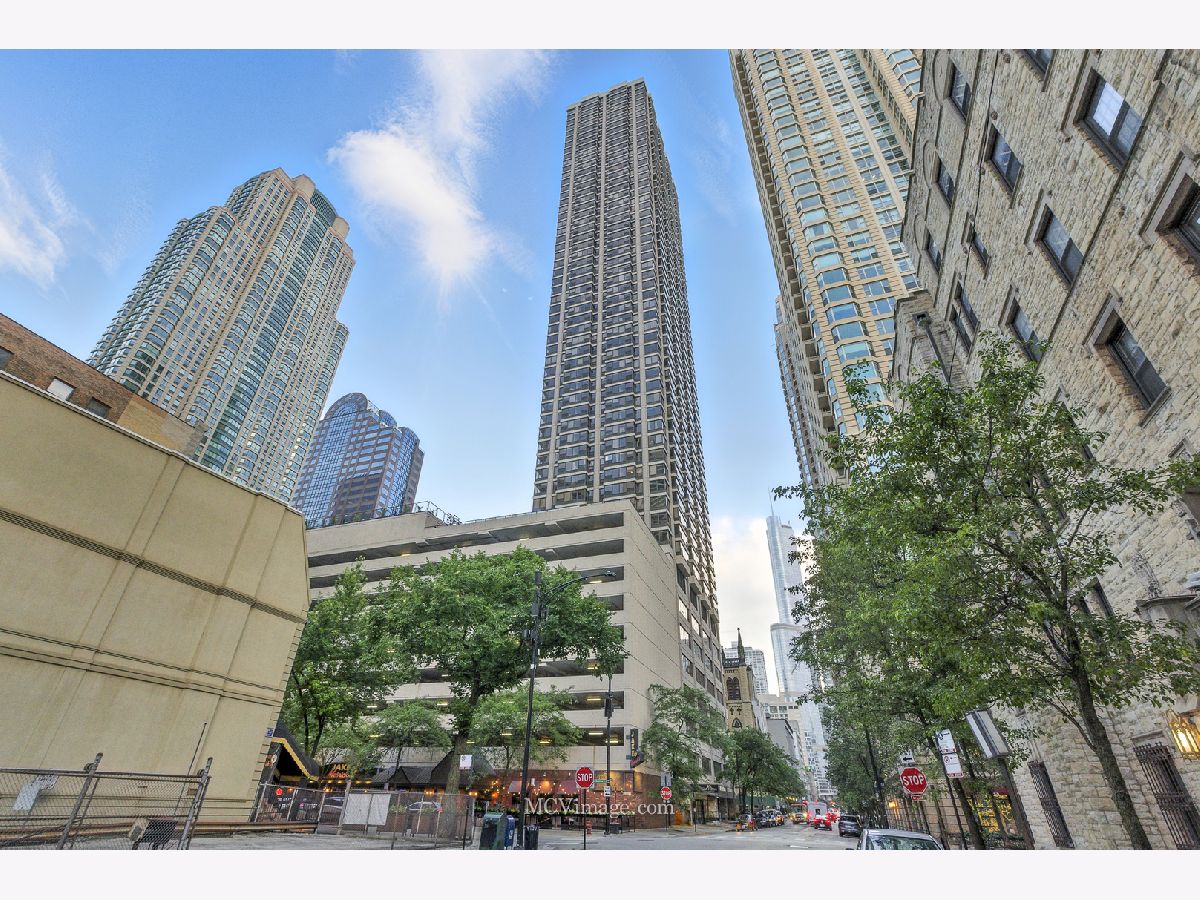 Condominiums Rented 30 E Huron Chicago Illinois, 30 Huron