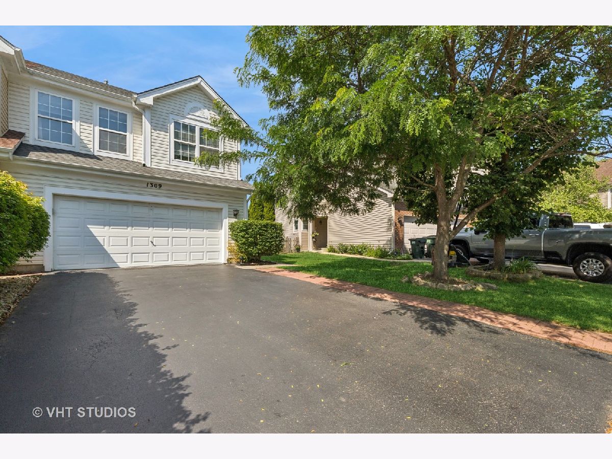 Townhomes & Condos & Homes Rented Lakewood Village Mundelein Illinois, 1309 Newport