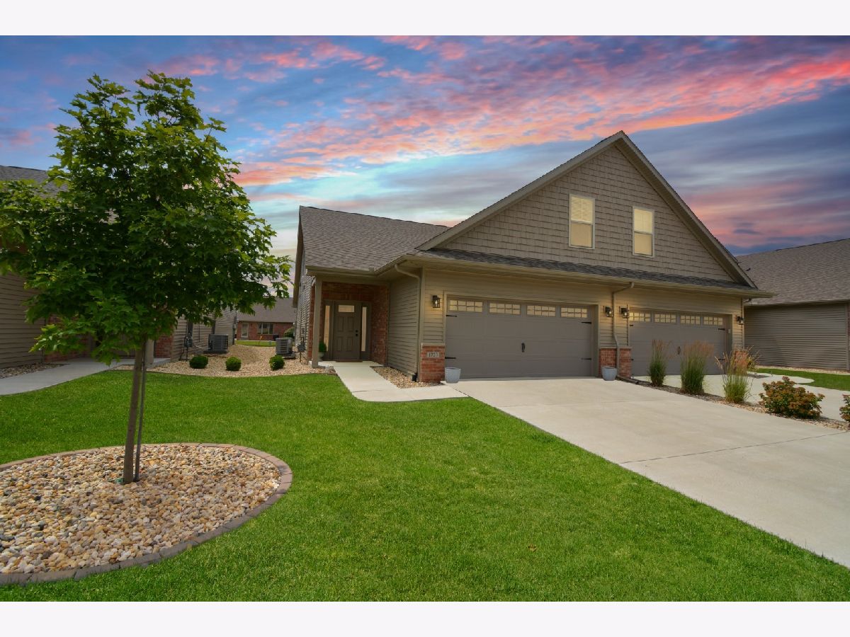 Condos & Townhomes & Homes For Sale Dunraven Bloomington Illinois, 1723 Glenbridge Road