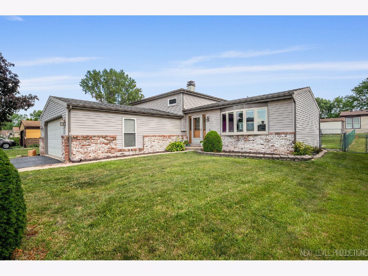 Homes & Condominiums Sold Western Trails Carol Stream Illinois, 933 Saginaw