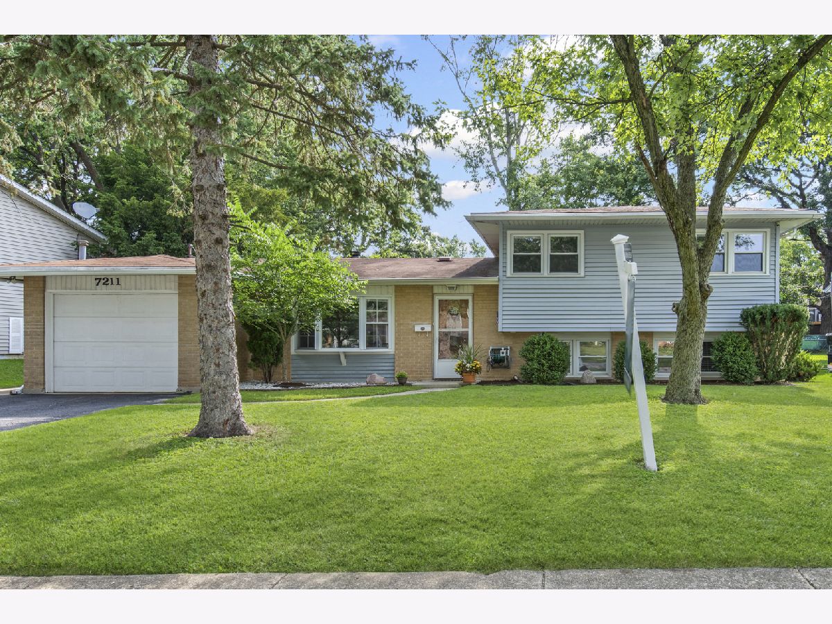  Sold Woodridge Illinois, 7211 Sprucewood