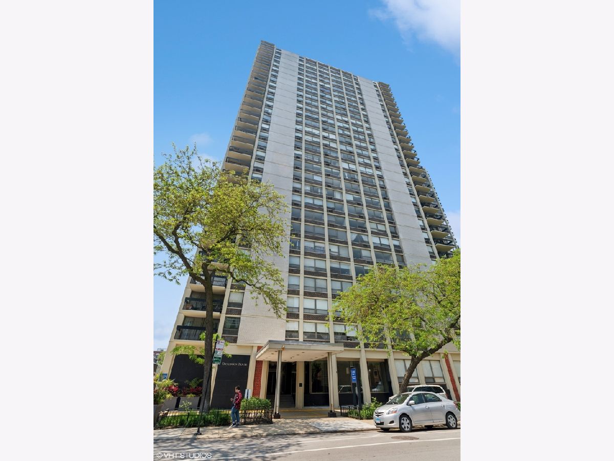 Condos & Townhomes For Sale Dickenson House Chicago Illinois, 1355 Sandburg Terrace