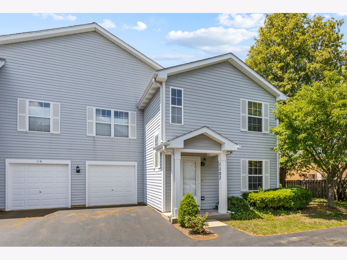 Townhomes & Condos & Homes Rented Lakewood Village Mundelein Illinois, 1127 Orleans