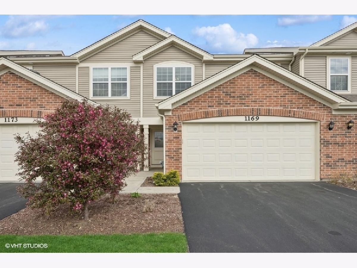 Townhomes Sold West Lake Cary Illinois, 1169 Amber