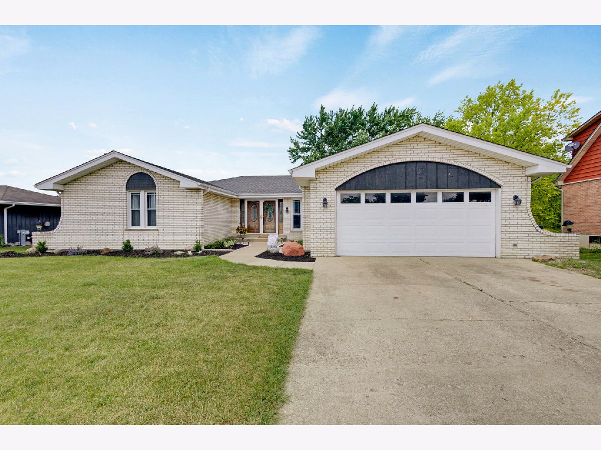 Homes & Condos & Townhomes Sold Country Creek New Lenox Illinois, 1205 Shagbark