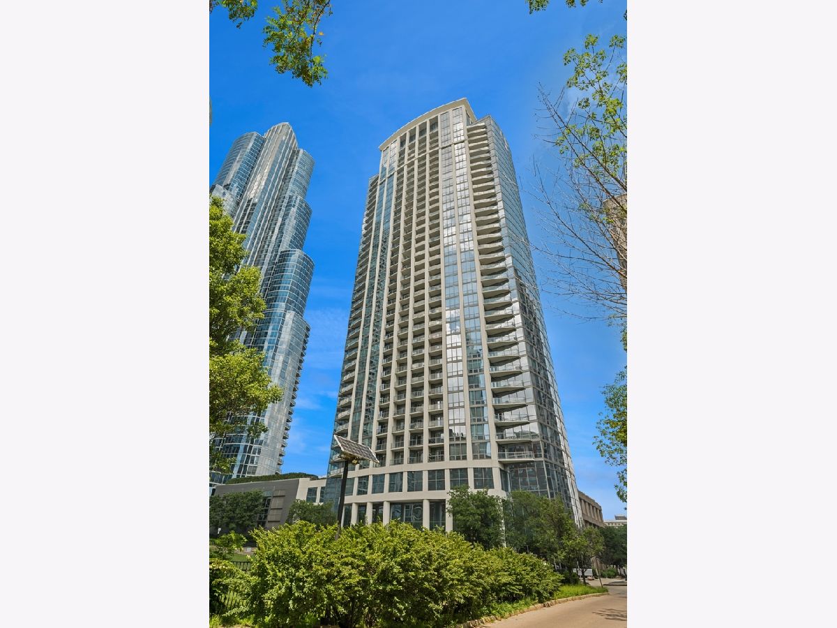 Condominiums For Sale Museum Park Tower Iv Chicago Illinois, 1235 Prairie Avenue