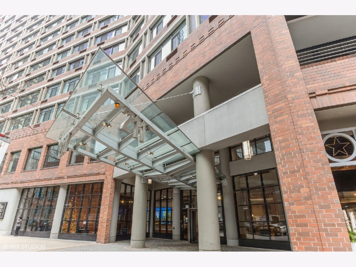 Condominiums Rented Grand Ohio Chicago Illinois, 211 Ohio
