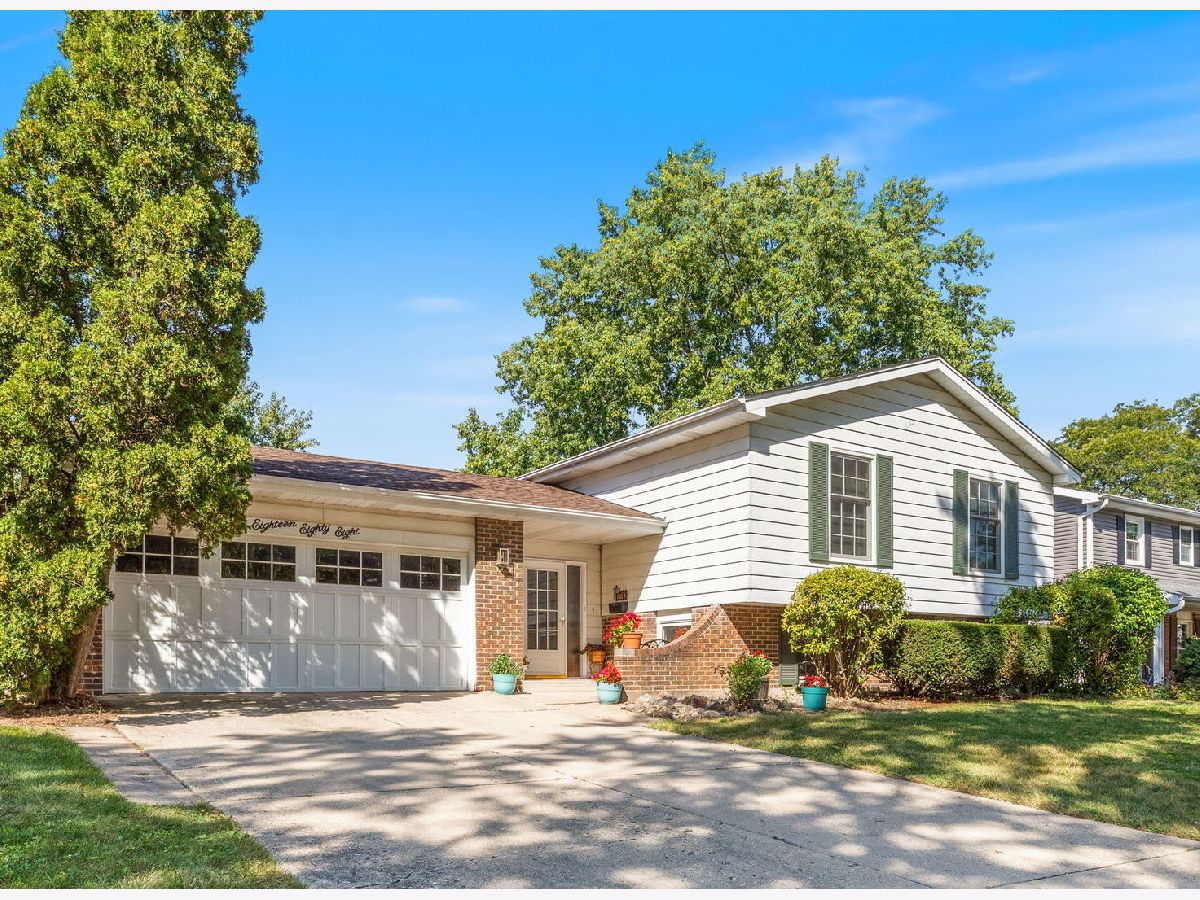 Homes & Townhomes & Condos For Sale Briarcliffe Wheaton Illinois, 1888 Cheshire Lane