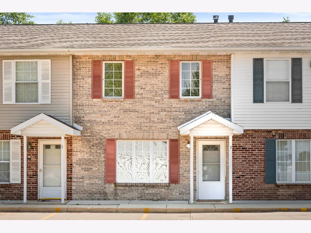 Condos & Townhomes & Homes For Sale Prairieview Estates Bloomington Illinois, 23 Fetzer Drive