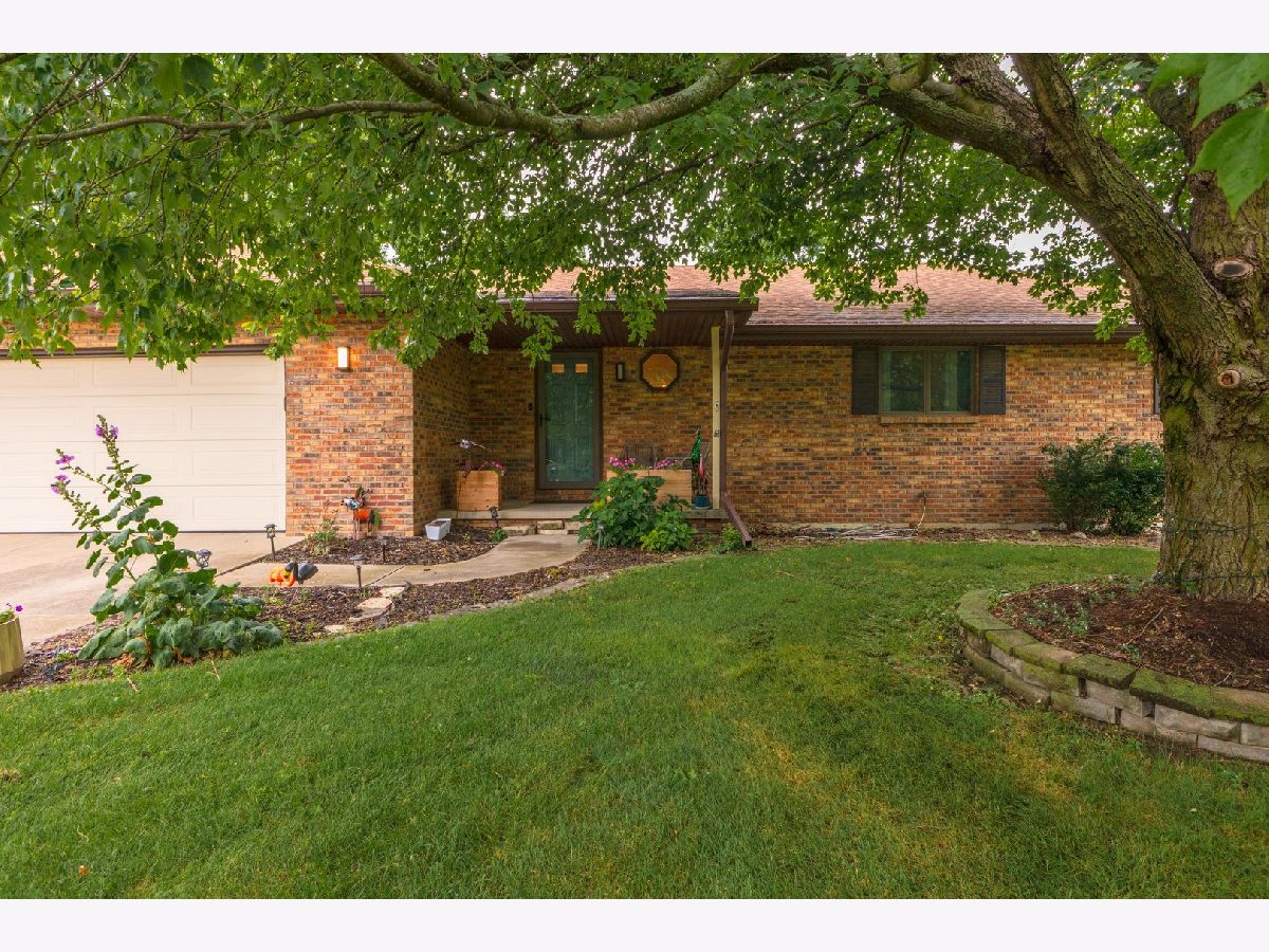 Homes & Condos & Townhomes For Sale Crestwicke Bloomington Illinois, 16064 Raintree Road