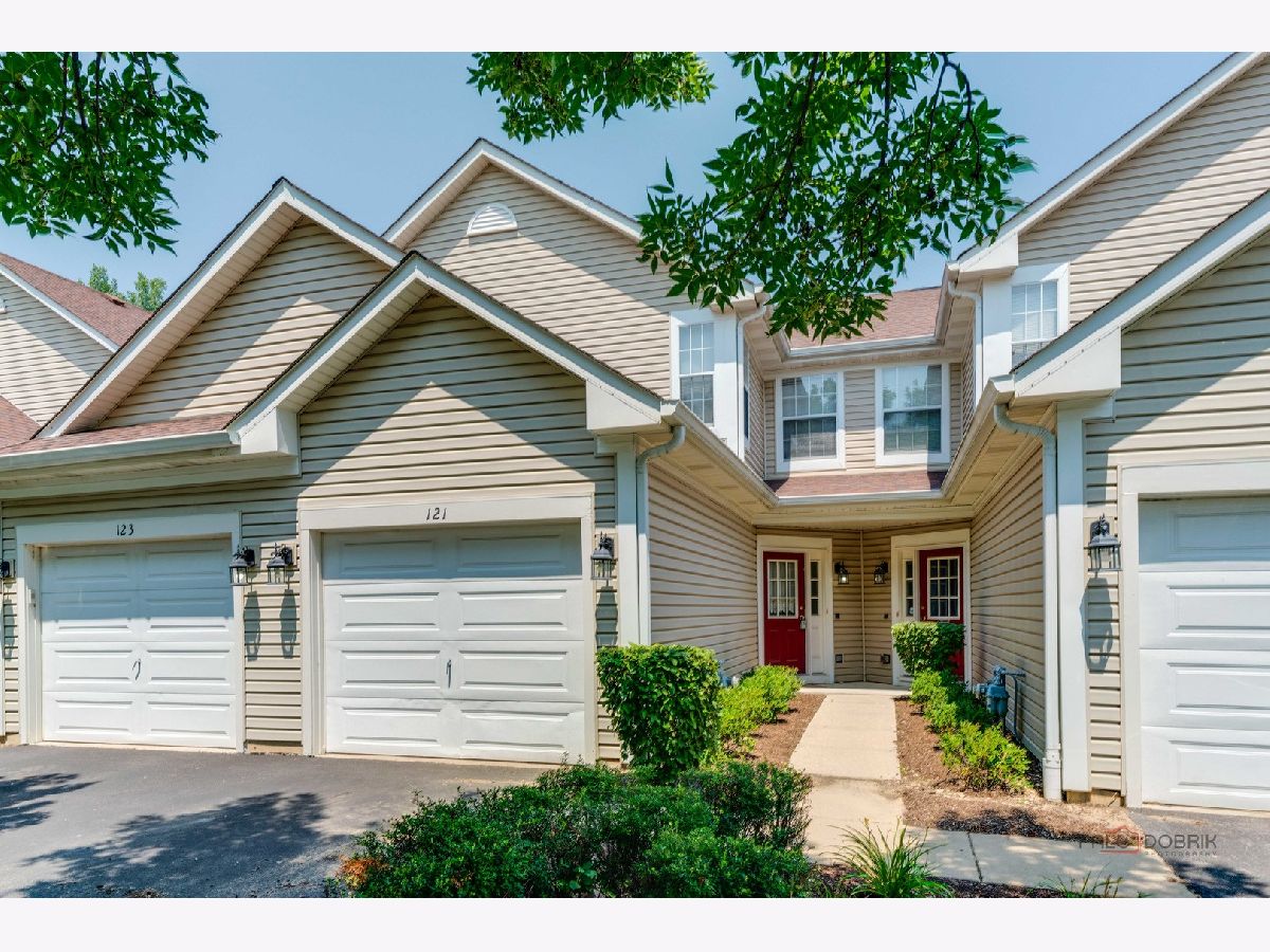 Townhomes & Condos Sold North Star Lake In The Hills Illinois, 121 Polaris