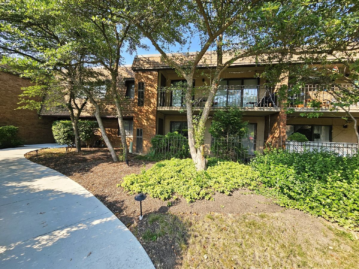 Condominiums Sold Oak Creek Buffalo Grove Illinois, 50 Old Oak