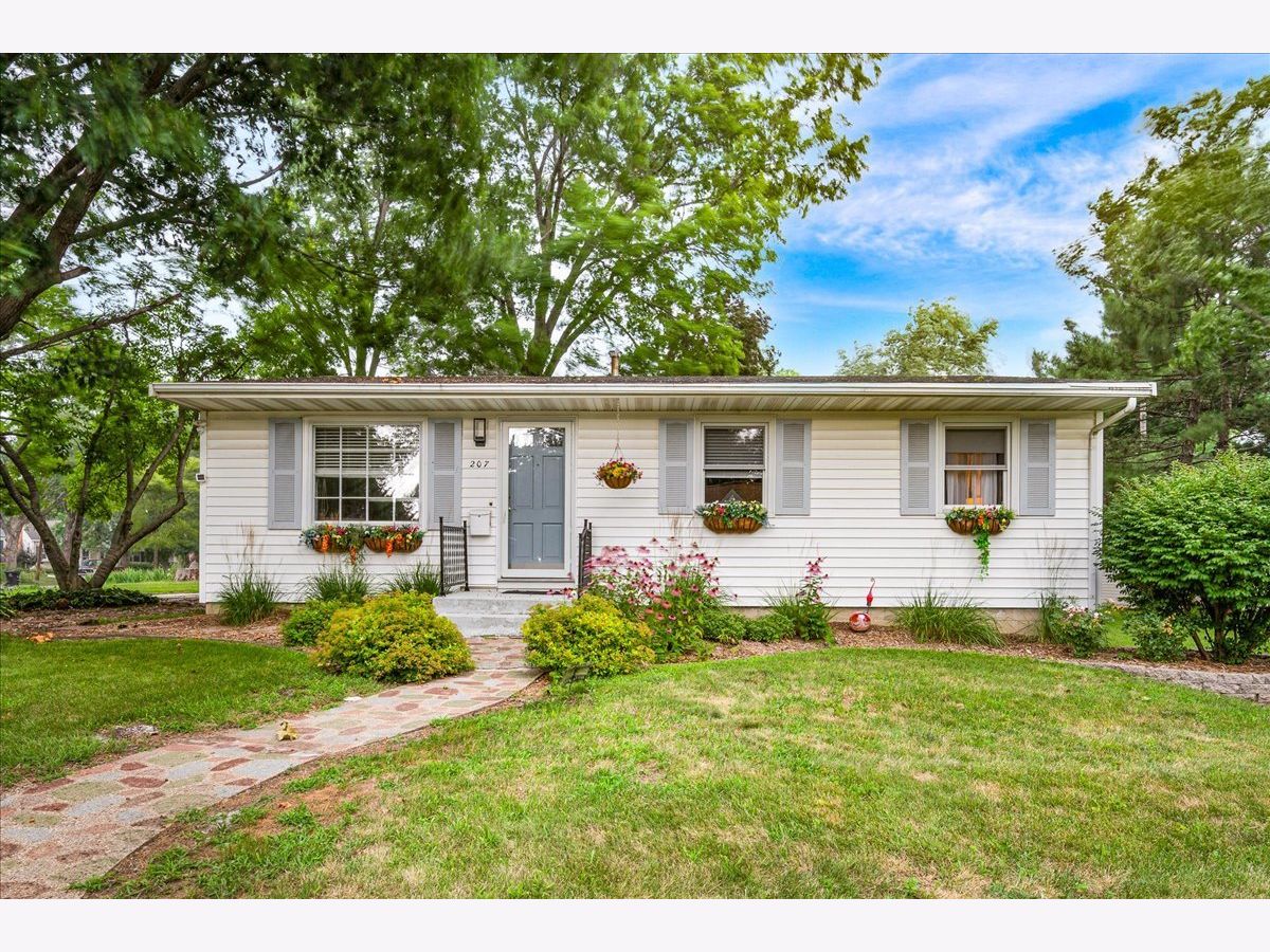Homes & Condos & Townhomes Sold Meadowbrook Bloomington Illinois, 207 Maizefield
