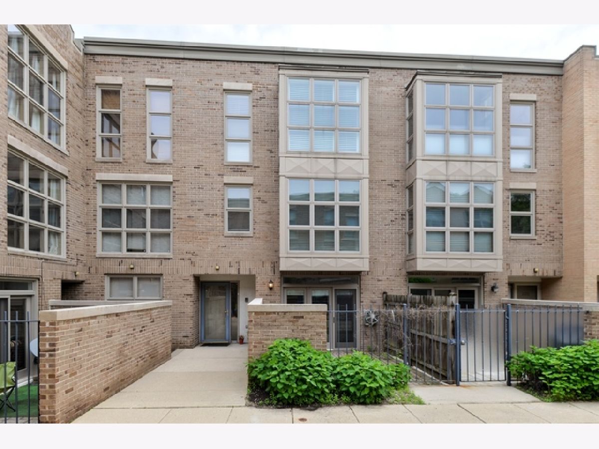 Townhomes Rented Lakewood Commons Chicago Illinois, 2375 Wayne