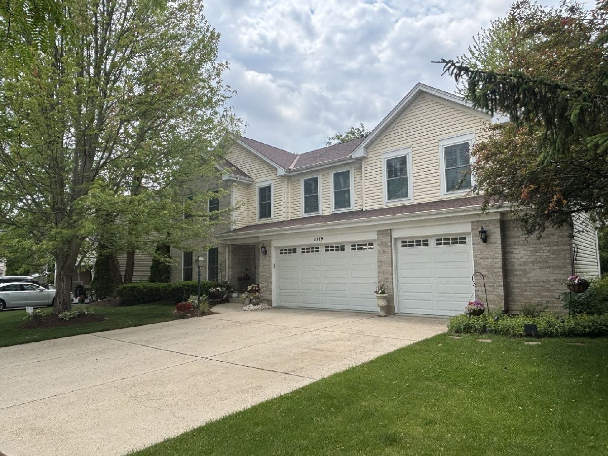 Homes & Condos & Townhomes For Sale Willoughby Farms Estates Algonquin Illinois, 2219 Barrett Drive