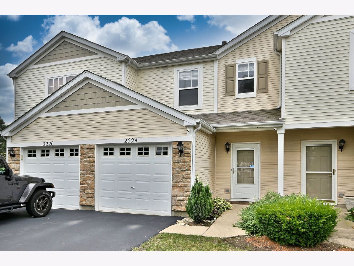 Townhomes & Condos Sold Silverstone Lake Carpentersville Illinois, 2224 Flagstone