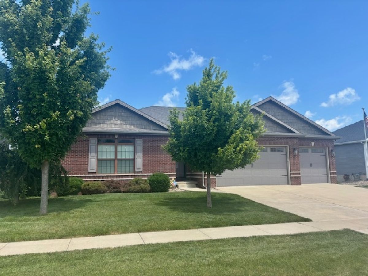 Homes & Condos & Townhomes For Sale Grove On Kickapoo Creek Bloomington Illinois, 5712 Sugarberry Avenue