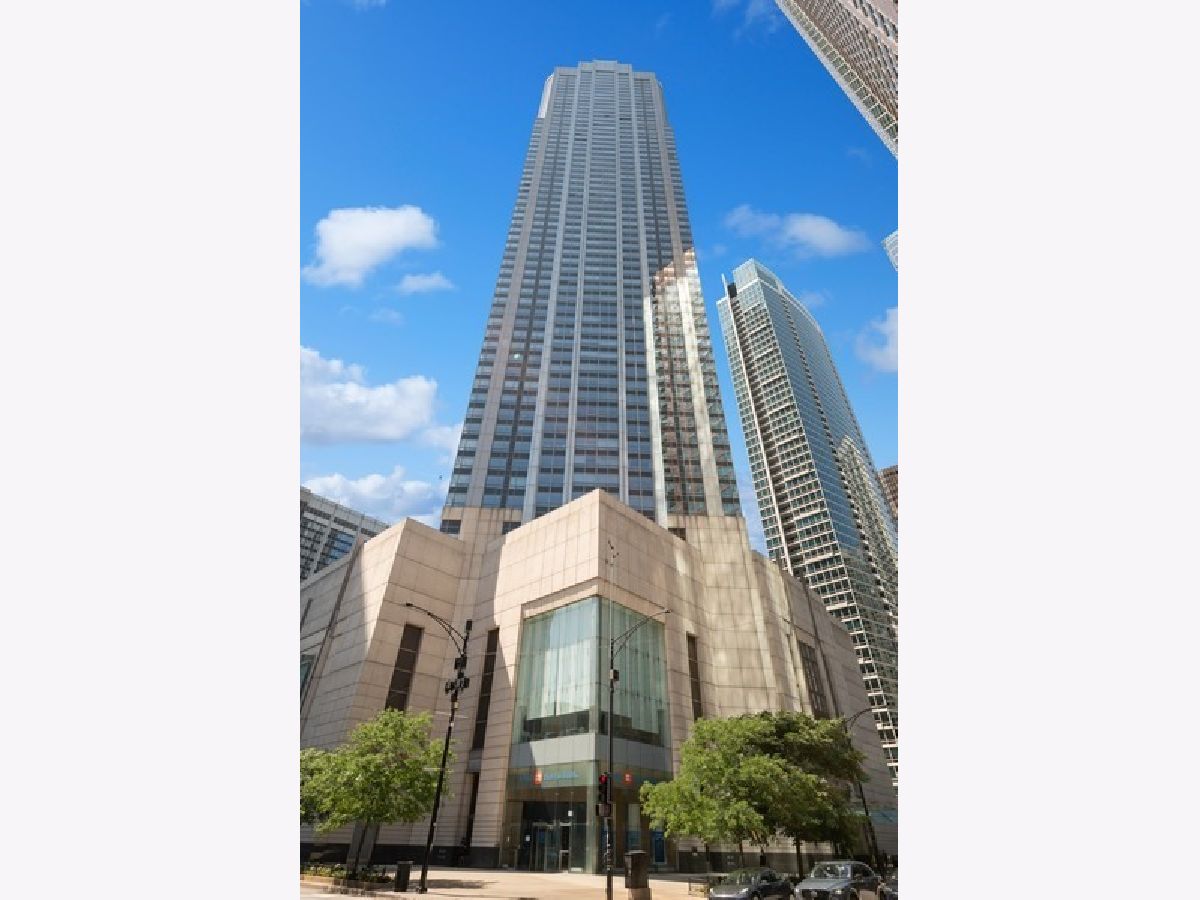 Condos & Townhomes Rented Residences At River East Chicago Illinois, 512 Mcclurg