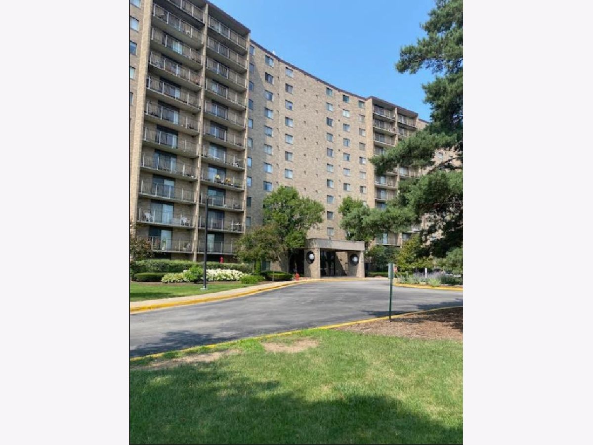 Condominiums Rented Lake Hinsdale Towers Willowbrook Illinois, 6340 Americana