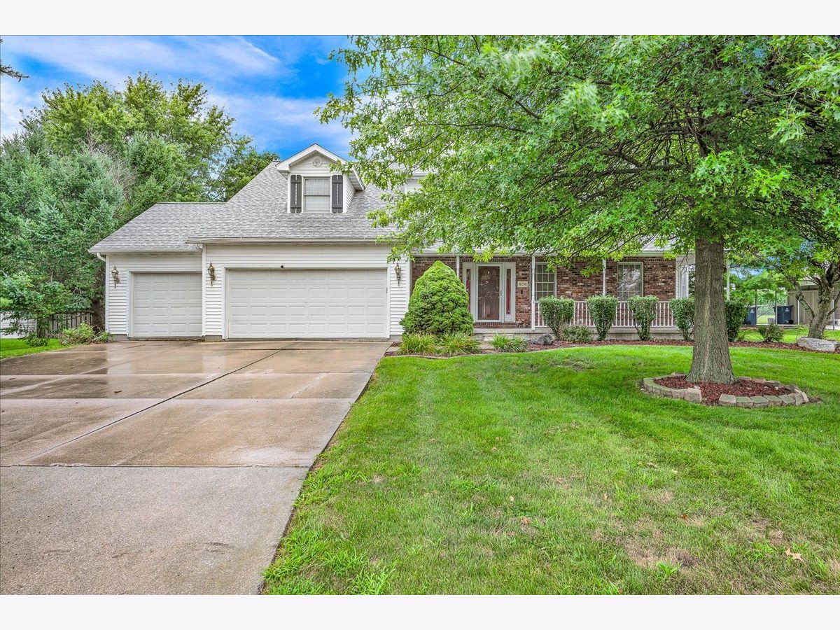  Sold Hudson Illinois, 606 Valentine