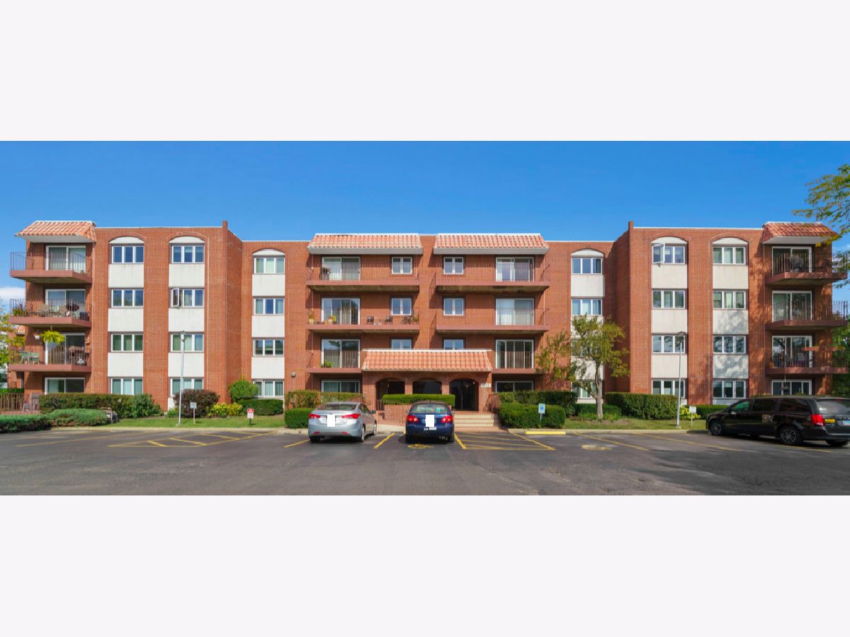 Condominiums Sold Spanish Courts Highland Park Illinois, 2066 Saint Johns