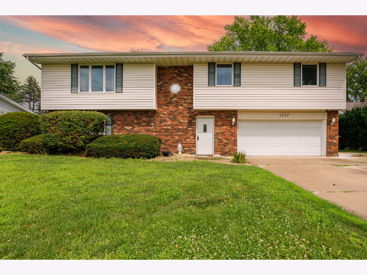 Homes & Condos & Townhomes Sold Broadmoor Bloomington Illinois, 1212 Broadmoor