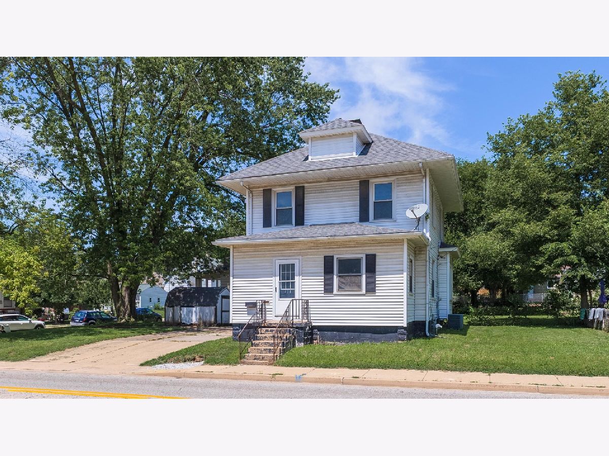 Homes & Condos & Townhomes Sold Dimmitts Grove Bloomington Illinois, 704 Oakland