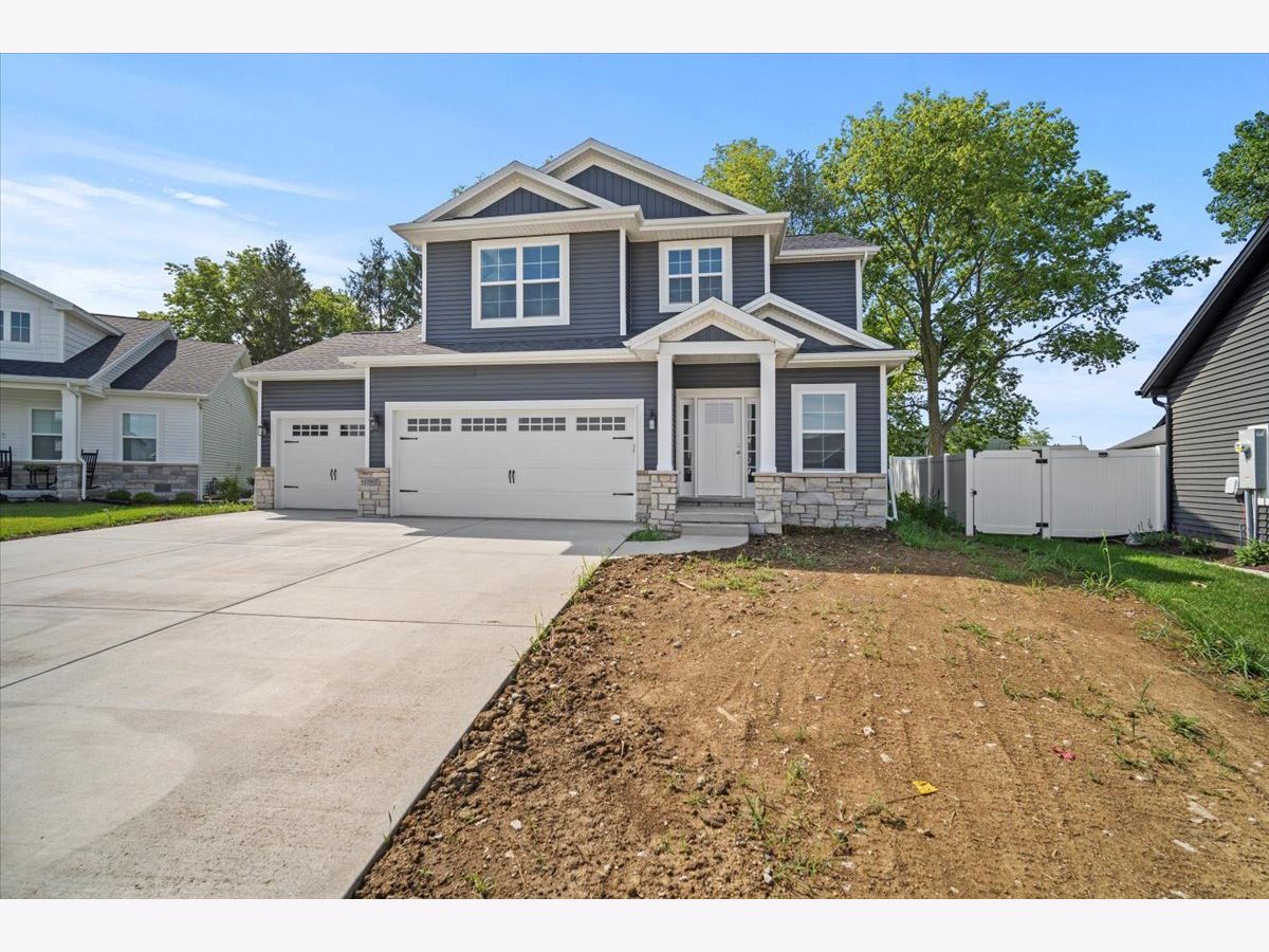Homes & Condos & Townhomes For Sale Fox Lake Bloomington Illinois, 2802 Steppe Lane