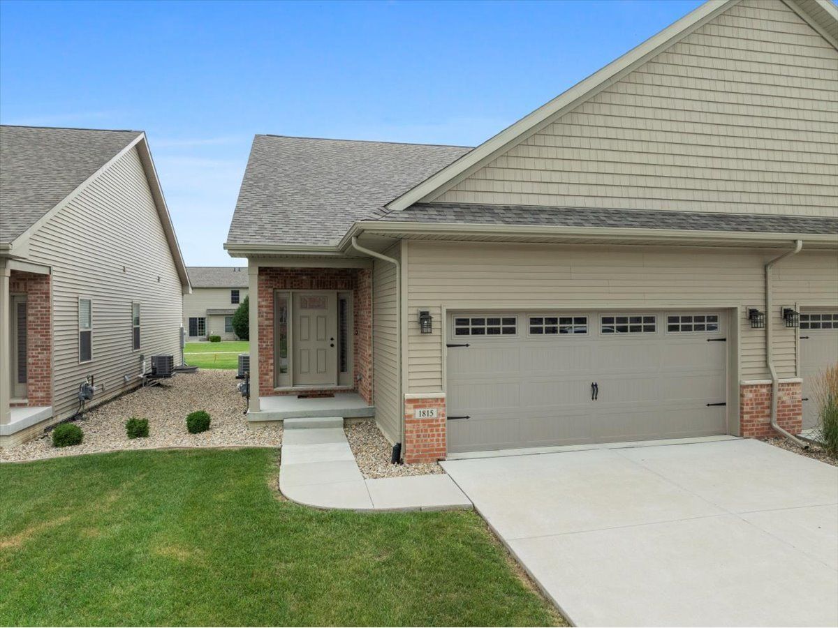 Condos & Townhomes & Homes For Sale Dunraven Bloomington Illinois, 1815 Glenbridge Road