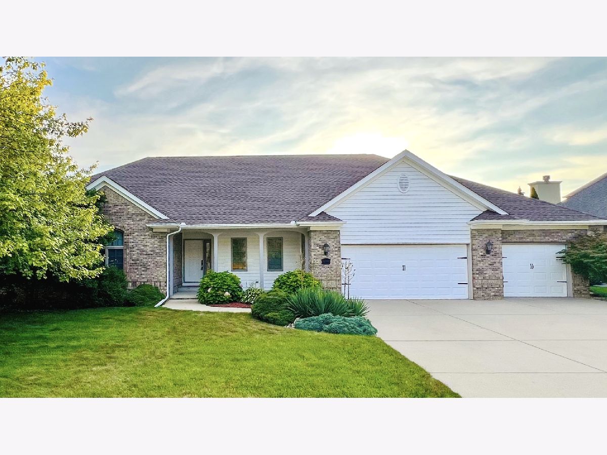 Homes & Condos & Townhomes Sold Summerfield Bloomington Illinois, 2208 Foxtail