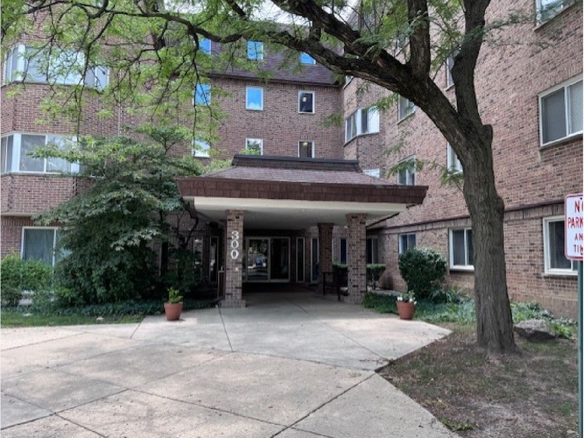 Condominiums Sold Town Square Schaumburg Illinois, 300 Roselle