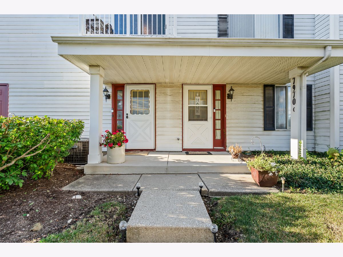 Townhomes & Condos For Sale Devonshire Darien Illinois, 7970 Knottingham Circle