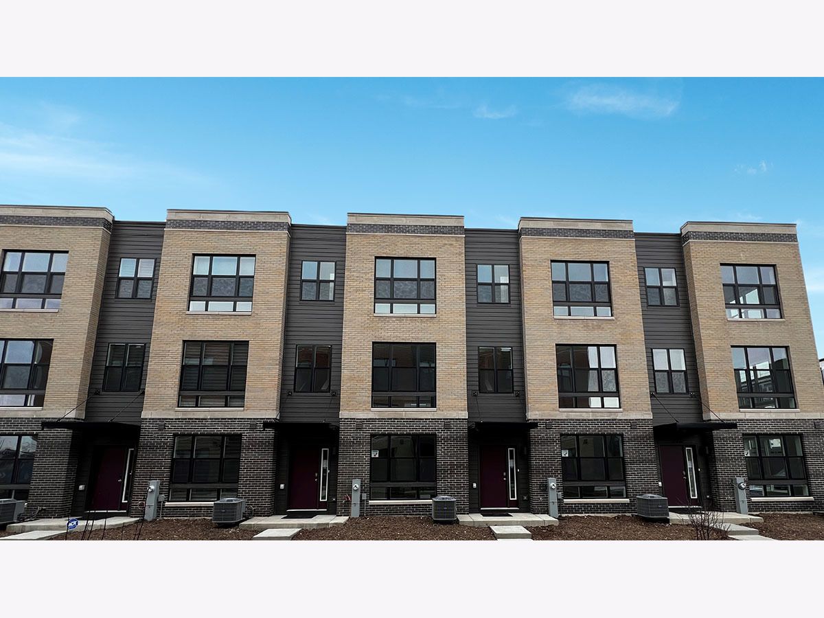 Condos & Townhomes For Sale The Summit At Yorktown Lombard Illinois, 381 Summit Circle