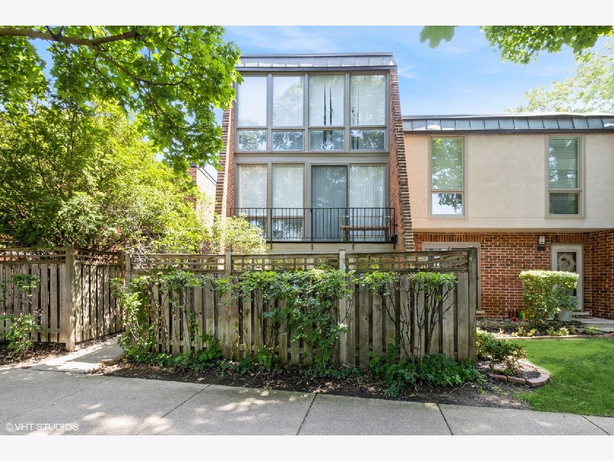 Condos & Townhomes Rented Oz Park Gardens Chicago Illinois, 2053 Larrabee