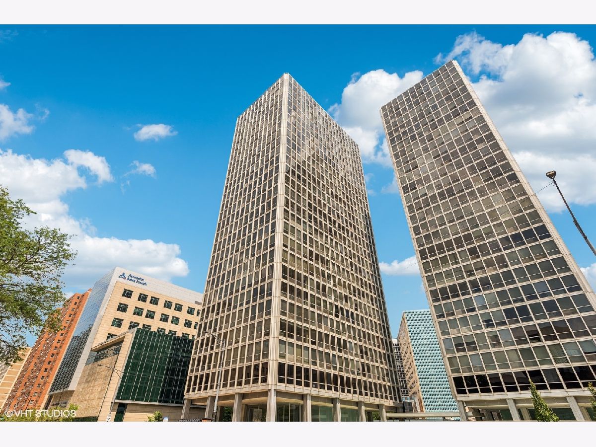 Condominiums Rented Commonwealth Plaza Chicago Illinois, 340 Diversey