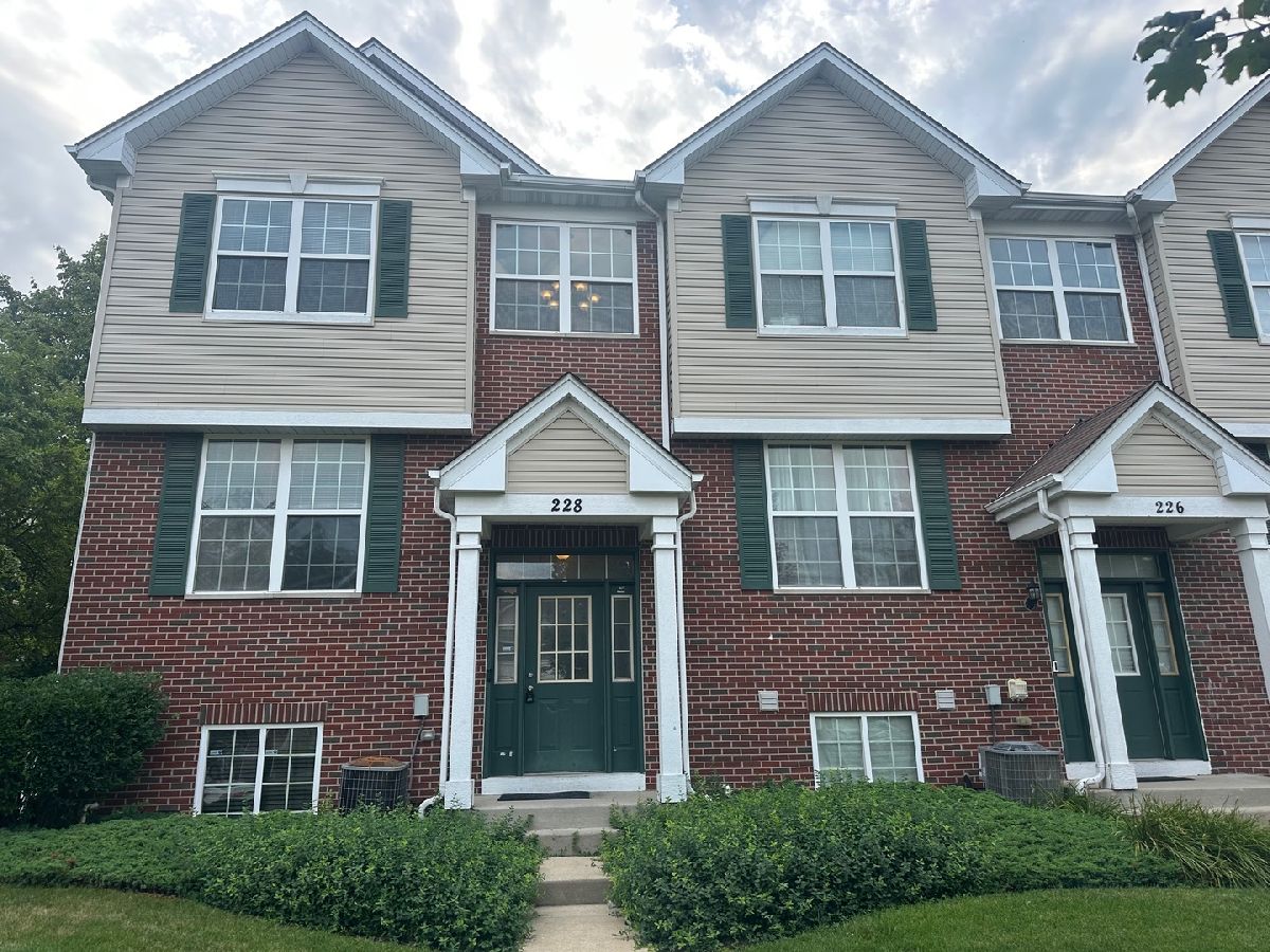 Townhomes & Condos Rented Creekside Romeoville Illinois, 228 Alder Creek
