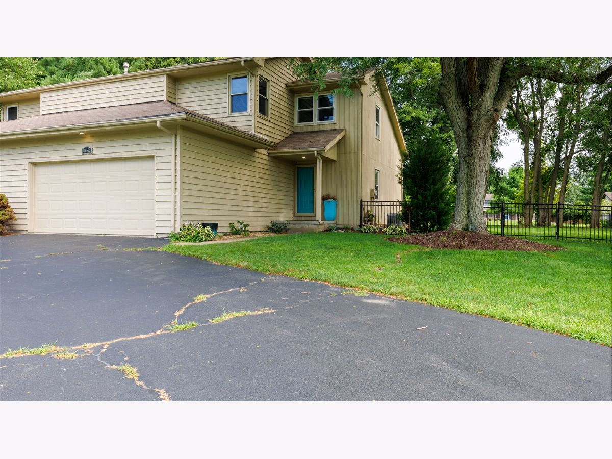 Homes & Condos & Townhomes For Sale Crestwicke Bloomington Illinois, 8662 Oakmont Road