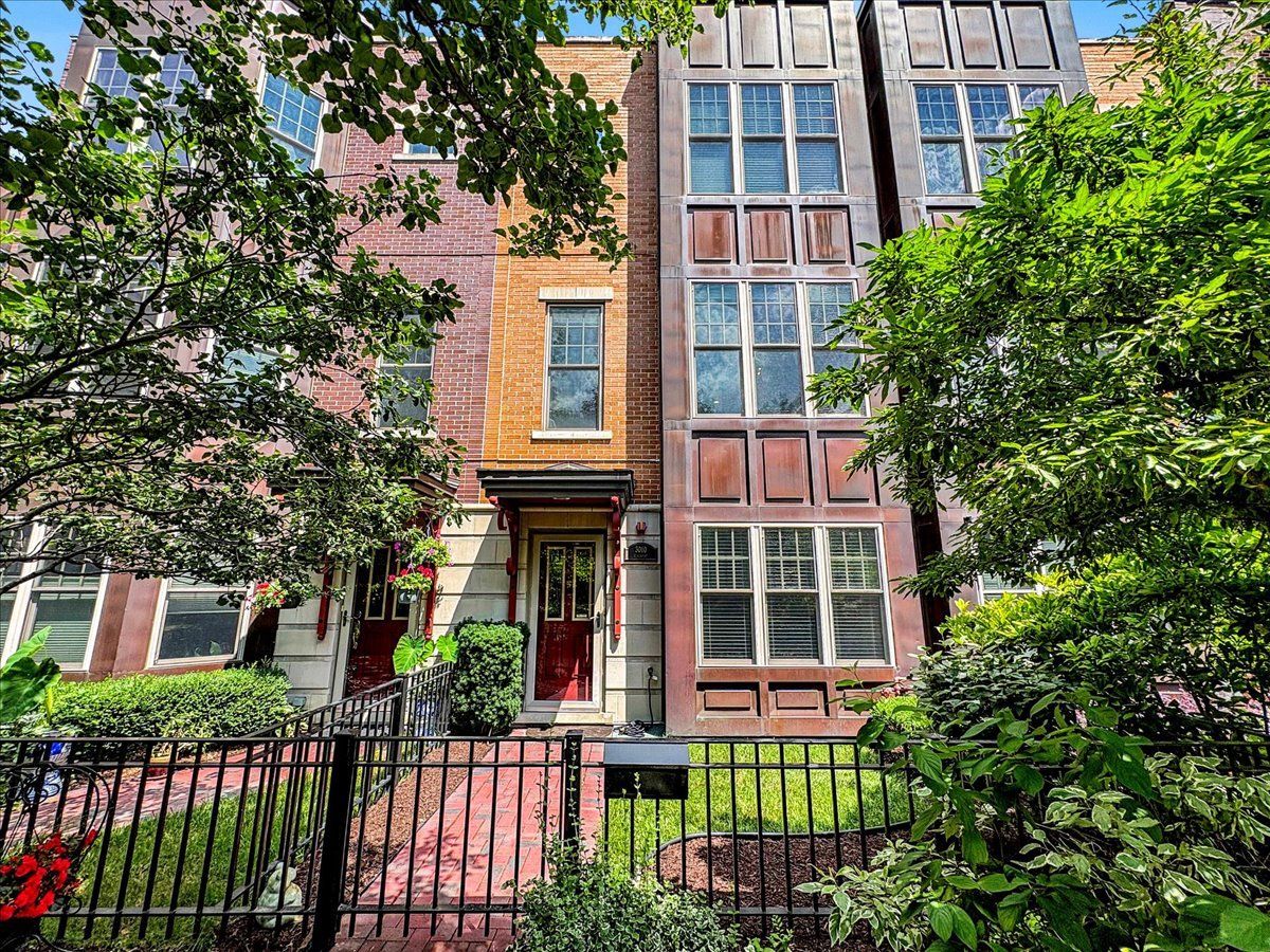 Townhomes For Sale Cornelia Court Chicago Illinois, 3010 Newport Avenue