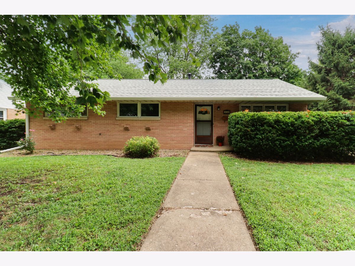 Homes & Condos & Townhomes For Sale Town & Country Bloomington Illinois, 916 Parmon Road