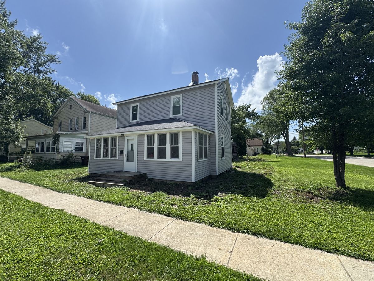  Rented Rochelle Illinois, 526 8th